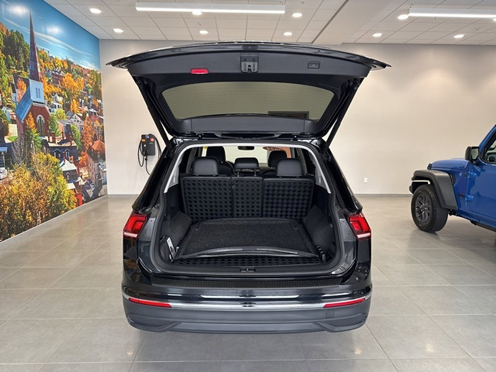 Used 2024 Volkswagen Tiguan SE image 43