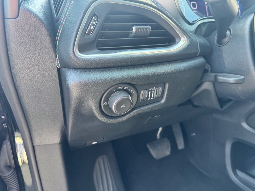 Used 2025 Chrysler Pacifica Limited FWD image 4