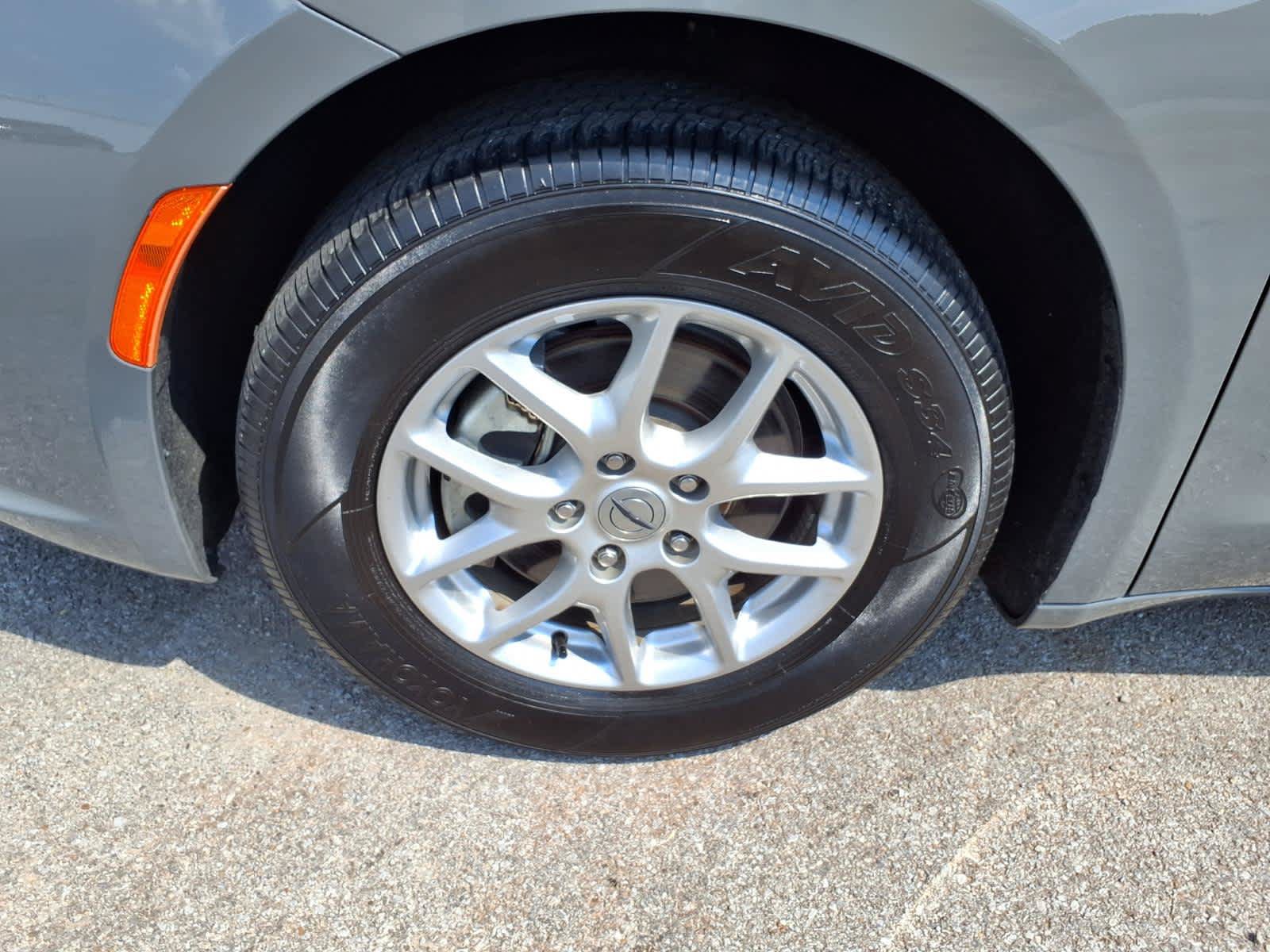 Used 2025 Chrysler Pacifica Select FWD image 4