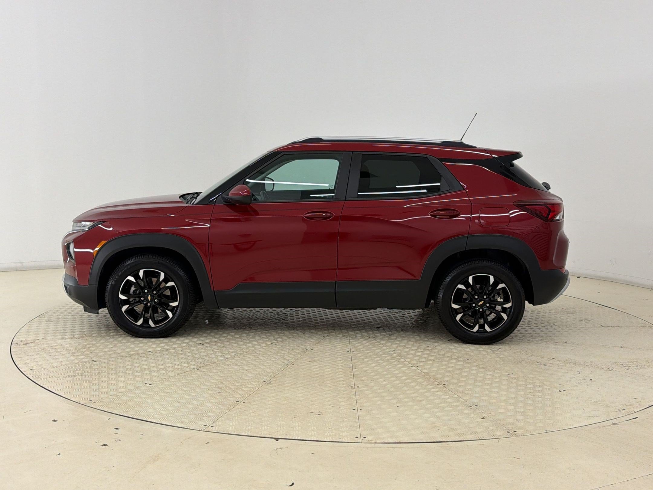 Used 2021 Chevrolet TrailBlazer LT w/ Sun and Liftgate Package FWD image 2