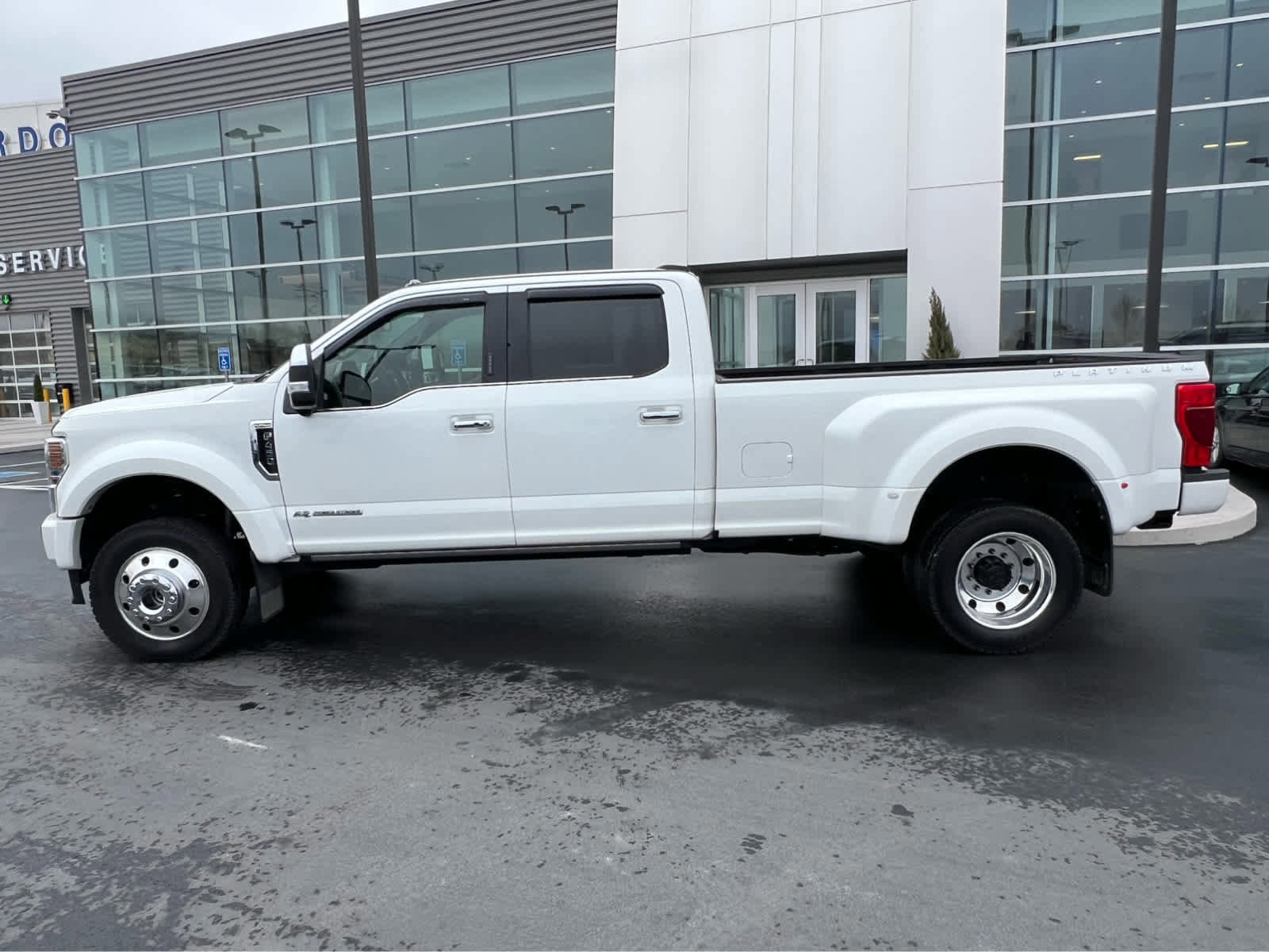 Certified 2022 Ford F450 Platinum w/ FX4 Off-Road Package image 3