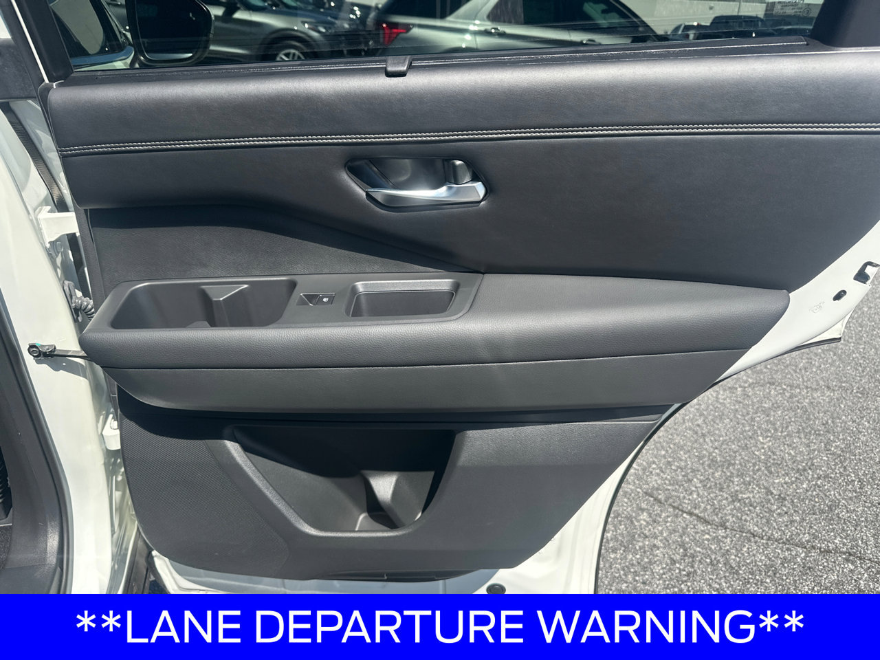 Used 2022 Nissan Pathfinder Platinum w/ Cargo Package FWD image 18