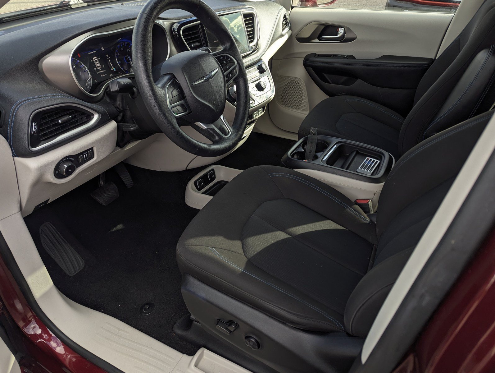 Used 2021 Chrysler Pacifica Touring FWD image 11
