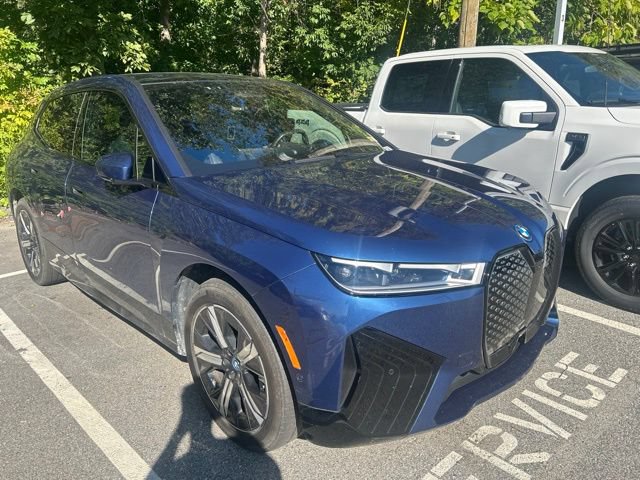 Used 2022 BMW iX xDrive50 w/ Premium Package AWD/4WD image 3