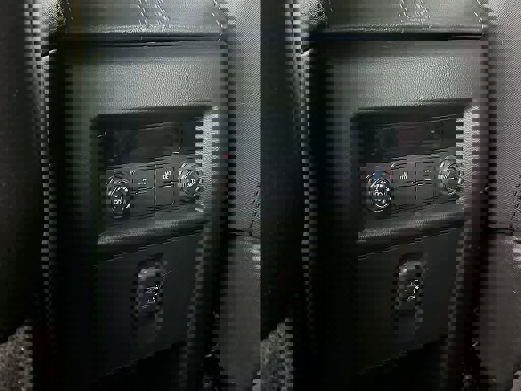 Used 2023 Chevrolet Traverse LT w/ Midnight/Sport Edition image 13