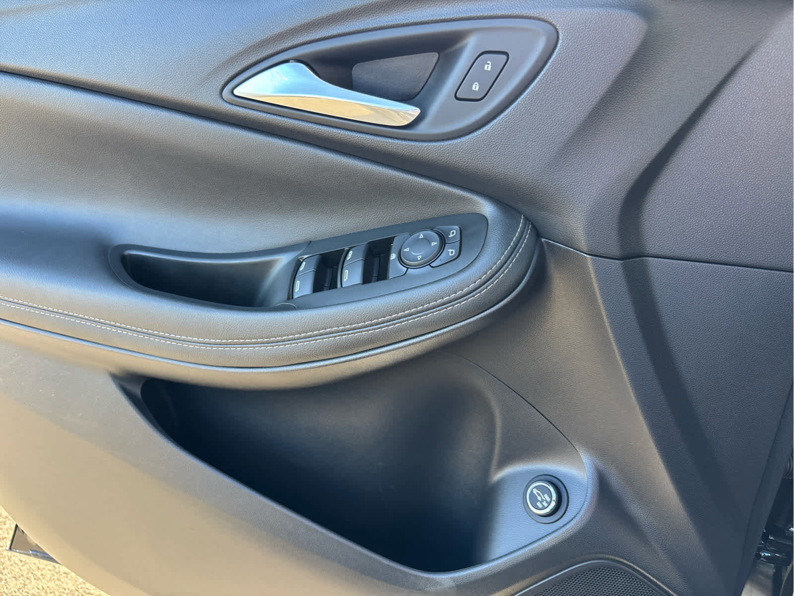 Used 2023 Buick Encore GX Select w/ Sport Touring Package image 25