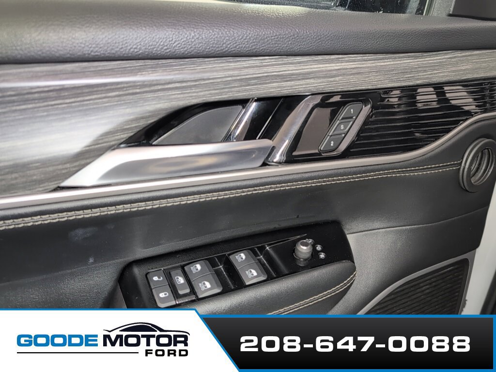 Used 2024 Jeep Wagoneer L Series II AWD/4WD image 9