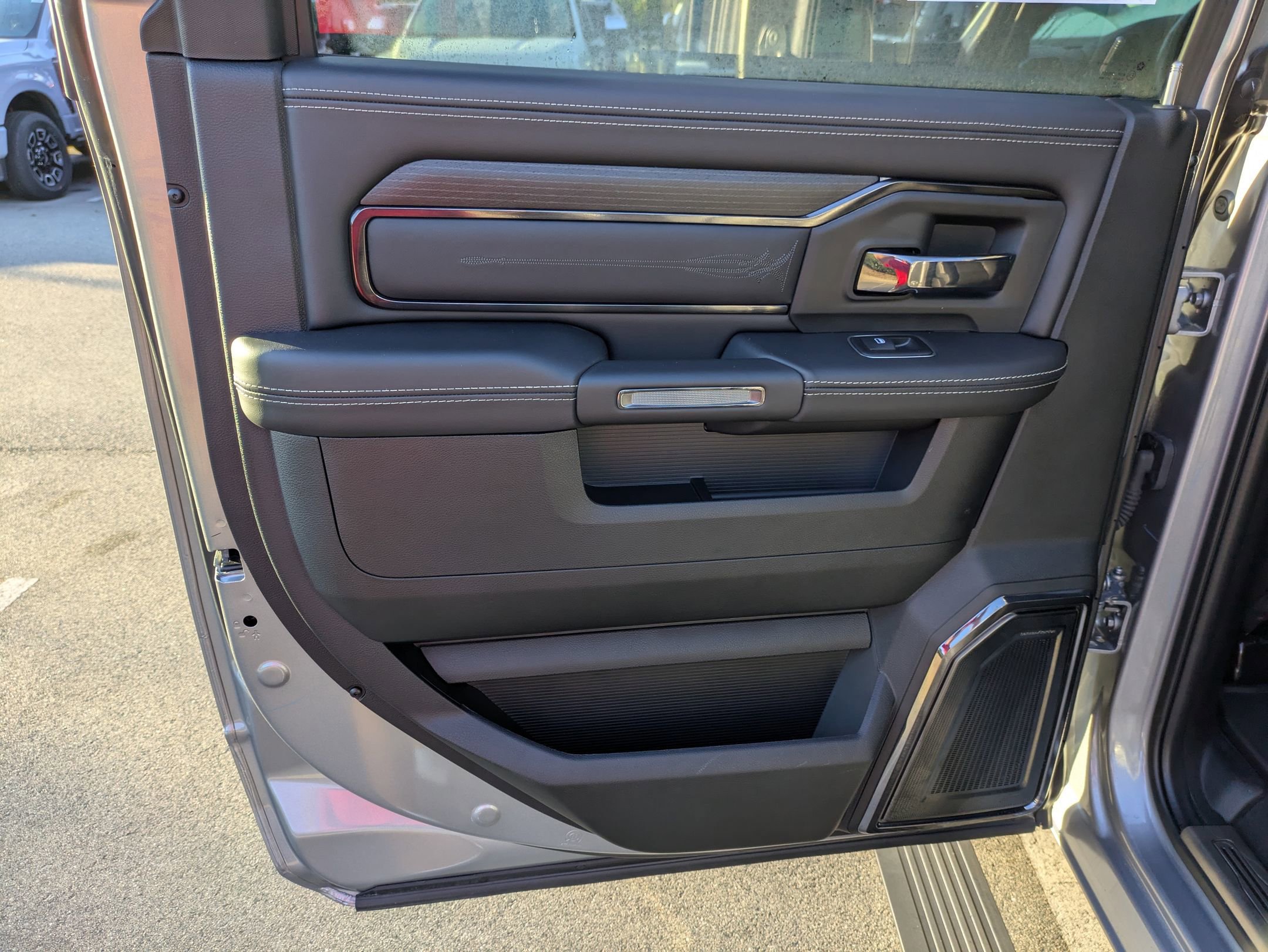 Used 2024 RAM 2500 Limited image 31