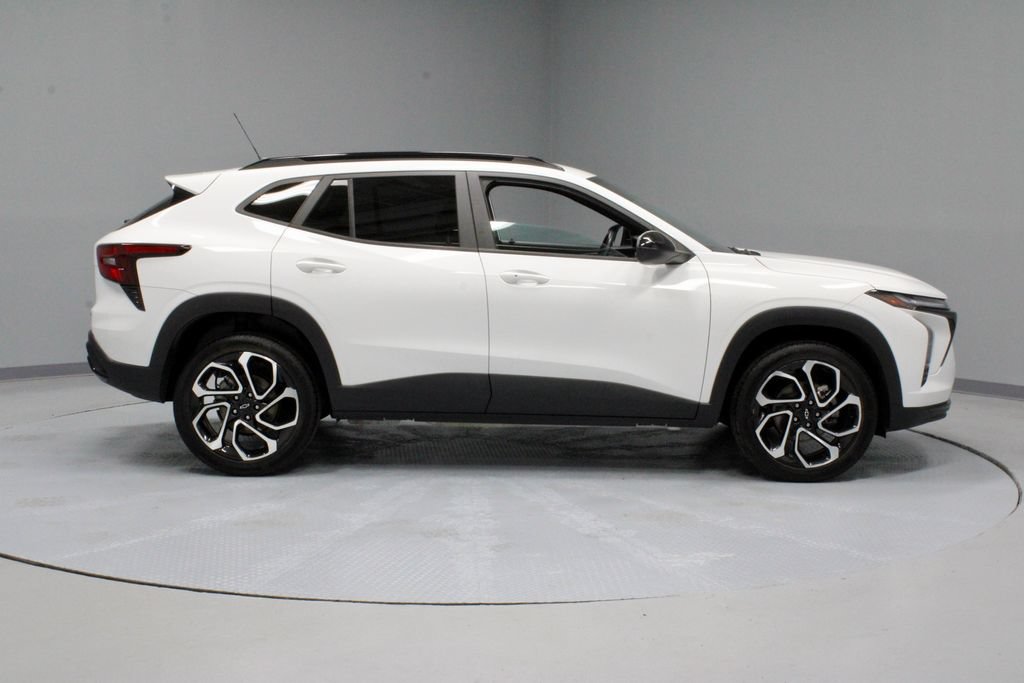 Used 2024 Chevrolet Trax RS FWD image 11