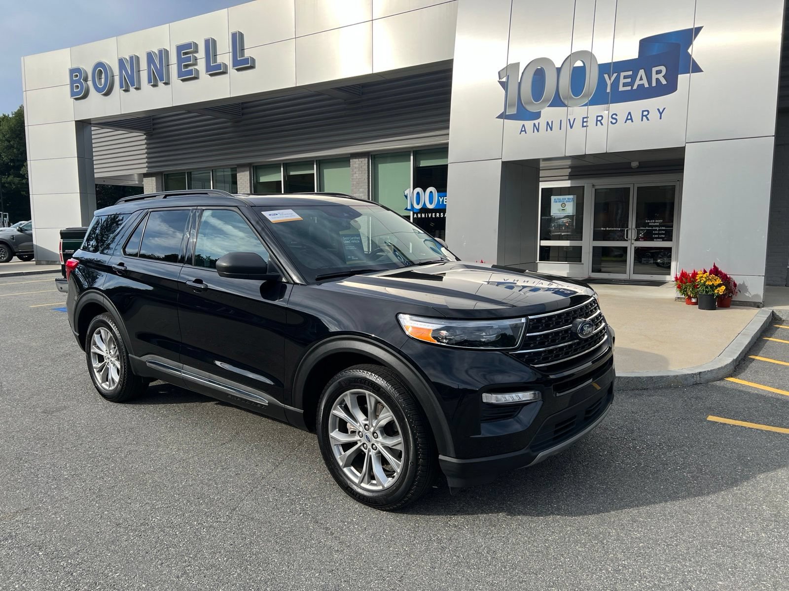 Certified 2024 Ford Explorer XLT w/ Equipment Group 202A AWD/4WD image 1