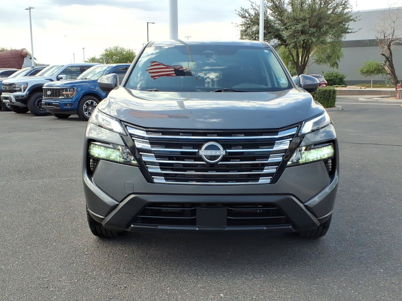 Used 2025 Nissan Rogue SV FWD image 2