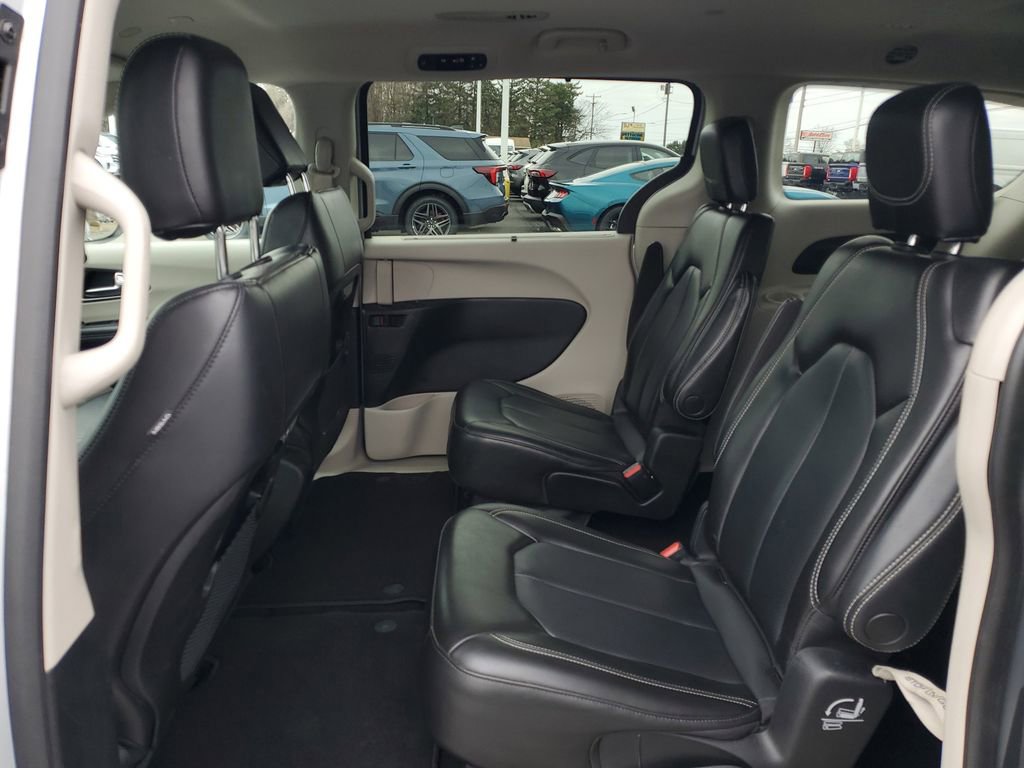 Used 2023 Chrysler Pacifica Touring-L image 28