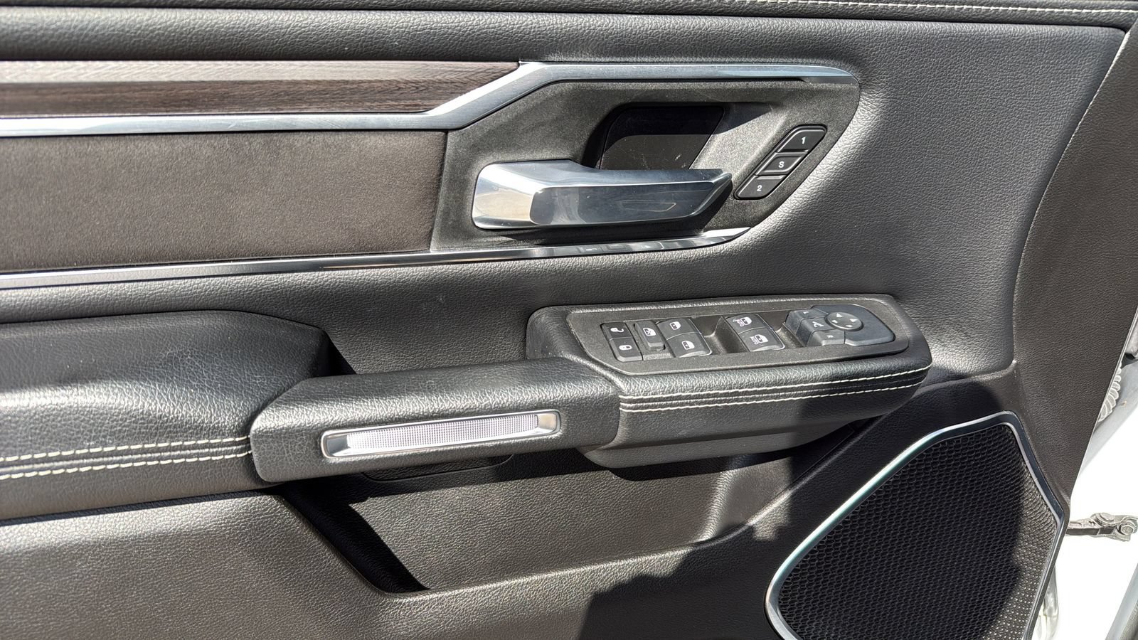 Used 2025 RAM 1500 Laramie AWD/4WD image 11