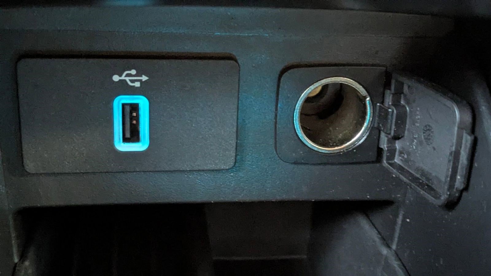 Certified 2017 Ford Explorer XLT w/ Equipment Group 202A image 28