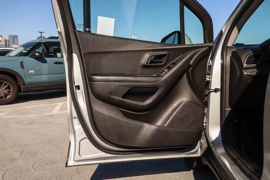 Used 2022 Chevrolet Trax LS w/ Tint and Cruise Package FWD image 21
