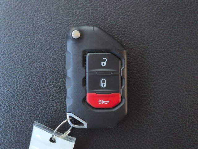 Used 2025 Jeep Gladiator Mojave w/ Safety Group AWD/4WD image 28