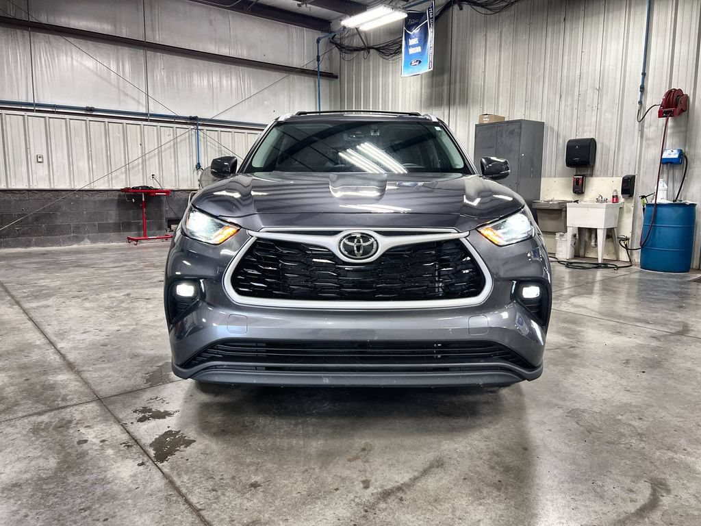 Used 2024 Toyota Highlander XLE FWD image 3