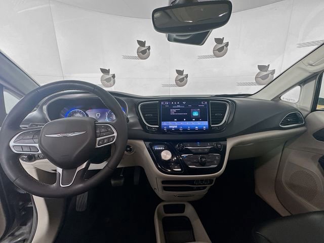 Used 2022 Chrysler Pacifica Touring-L image 9