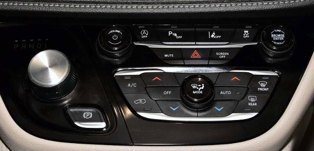 Used 2023 Chrysler Pacifica Limited image 19