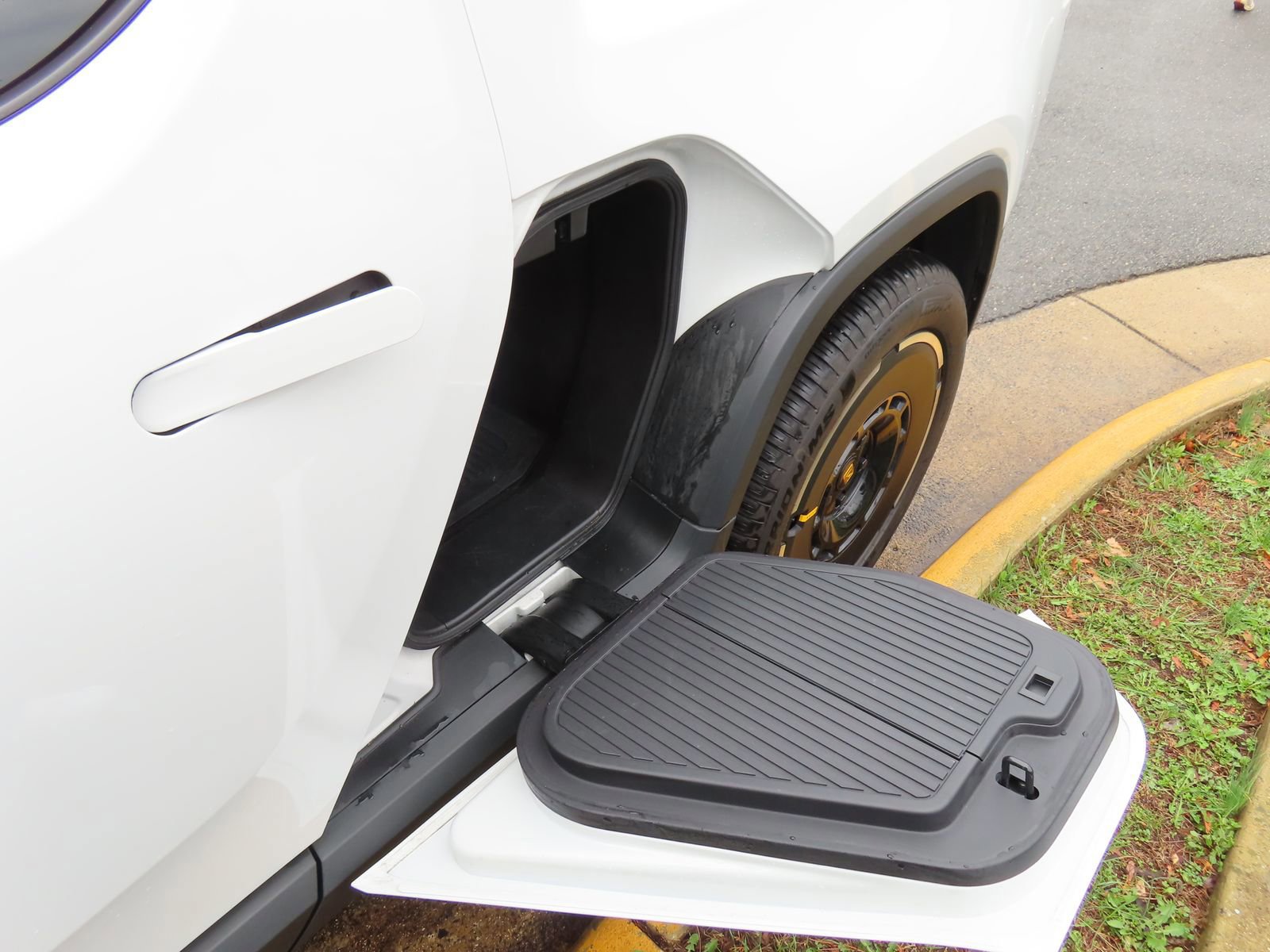 Used 2025 Rivian R1T Adventure image 11