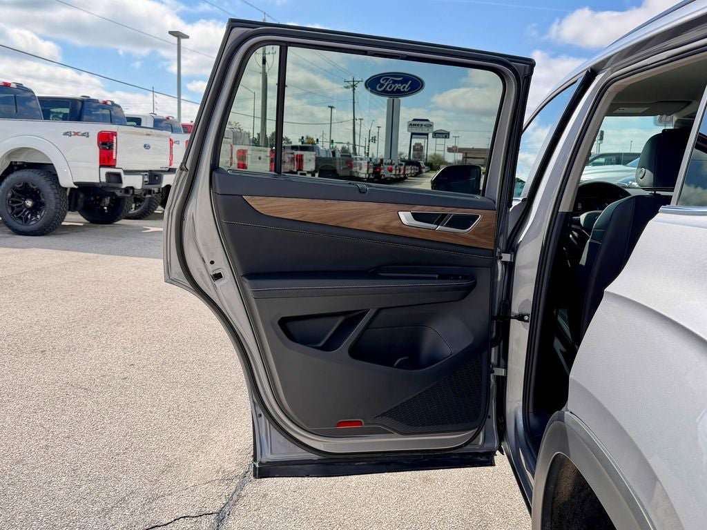 Used 2025 Volkswagen Atlas SE AWD/4WD image 16