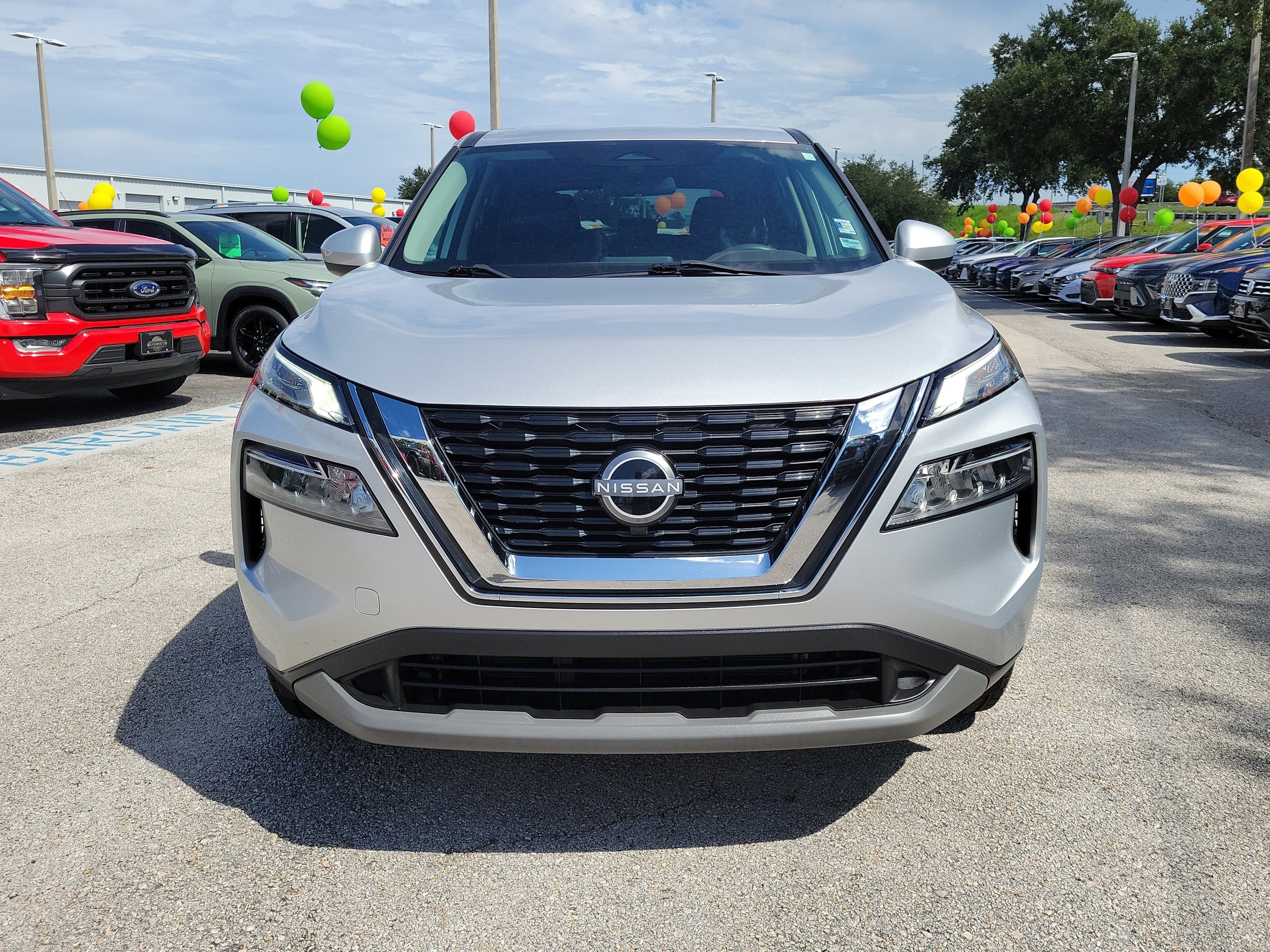 Used 2023 Nissan Rogue SV FWD image 2