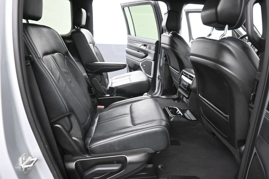 Used 2024 Jeep Wagoneer Series III AWD/4WD image 23