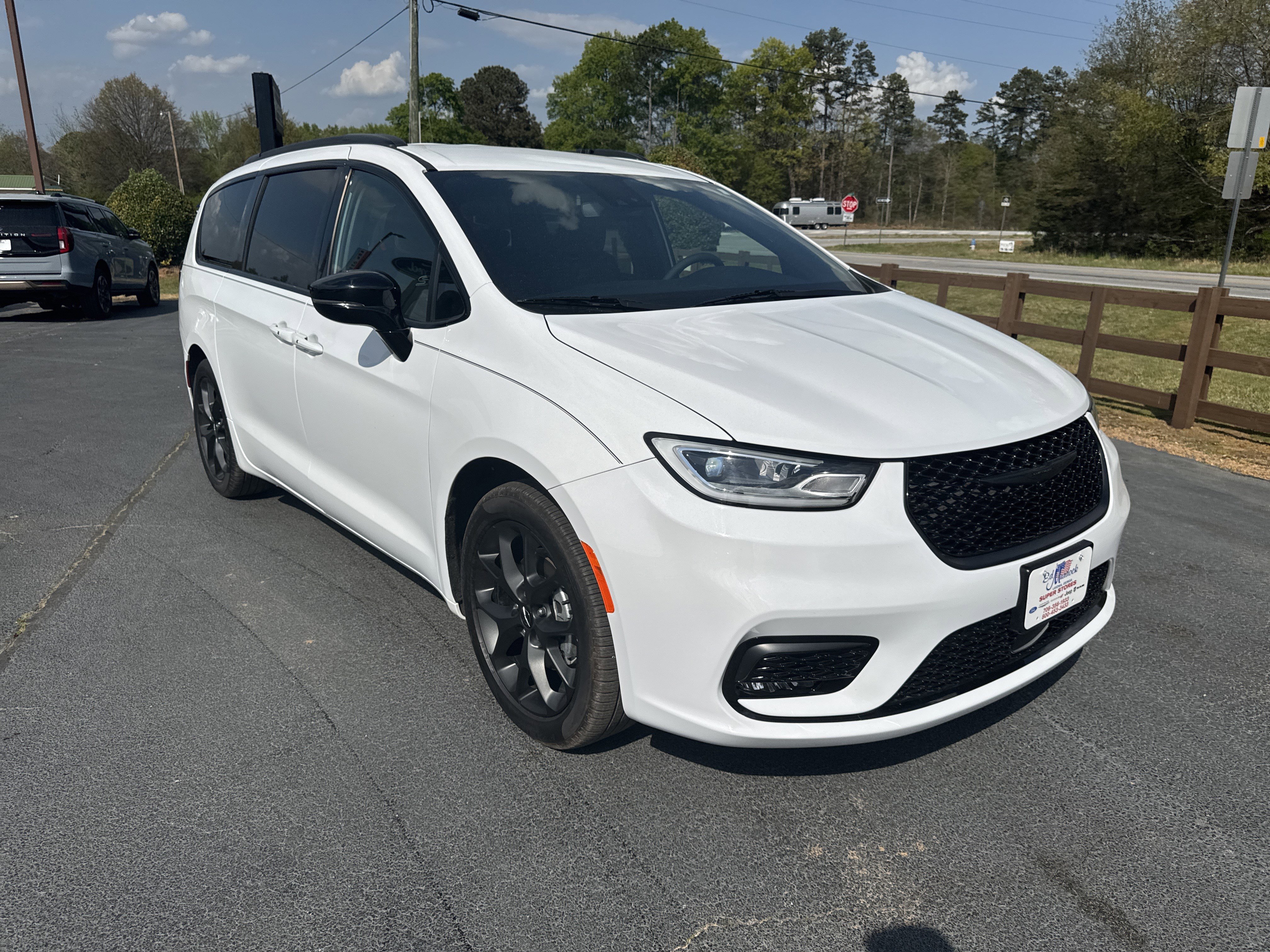 Used 2024 Chrysler Pacifica Touring-L w/ S Appearance Package FWD image 8