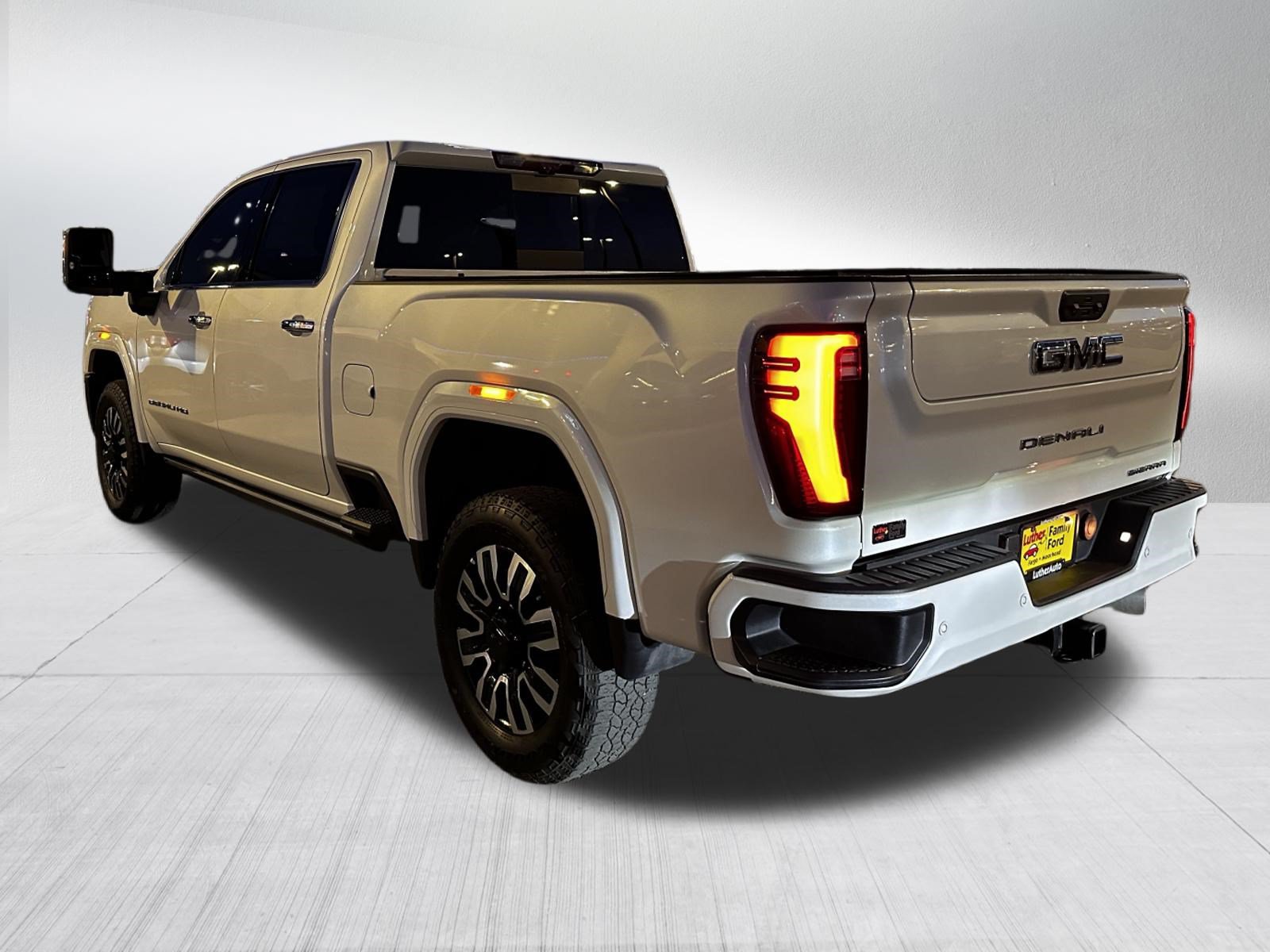 Used 2024 GMC Sierra 2500 Denali Ultimate AWD/4WD image 5
