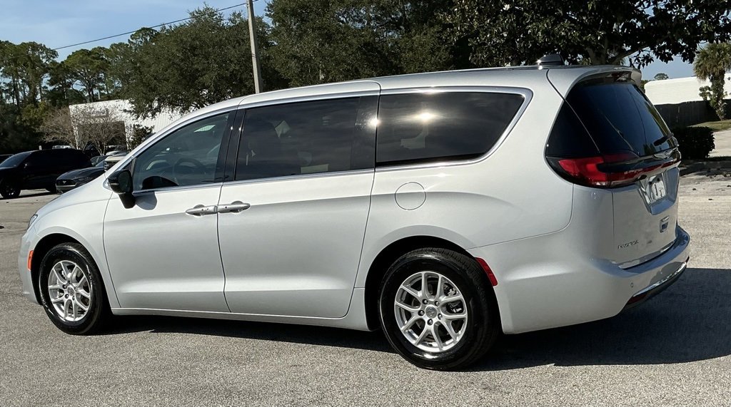 Used 2024 Chrysler Pacifica Touring-L image 7