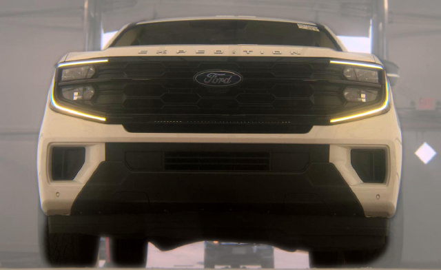 Certified 2025 Ford Expedition Active AWD/4WD image 3