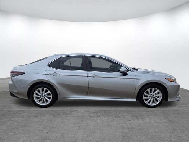 Used 2022 Toyota Camry LE image 3