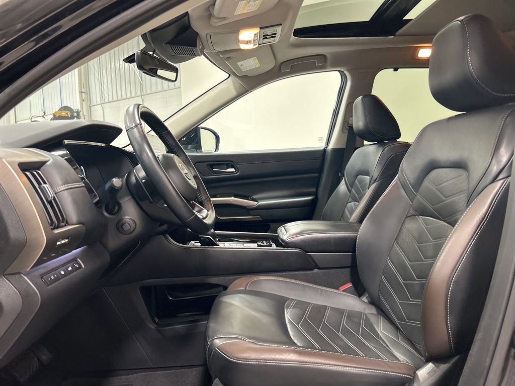 Used 2024 Nissan Pathfinder Platinum image 10