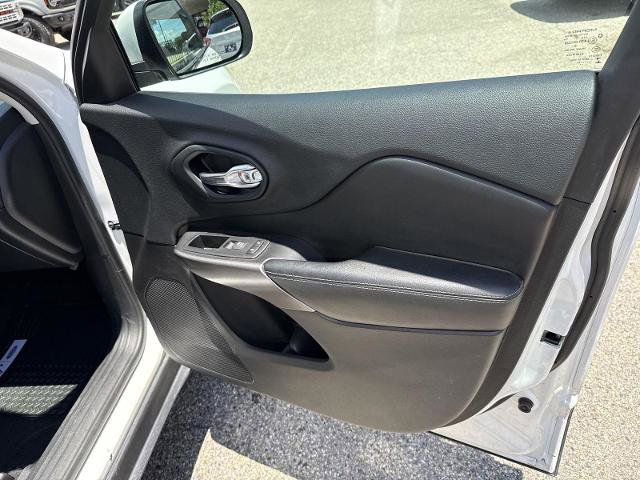Used 2019 Jeep Cherokee Latitude Plus FWD image 21