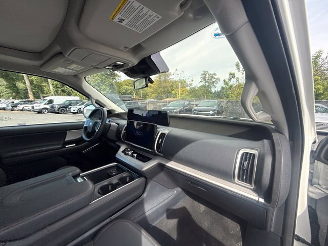Certified 2025 Ford Expedition Active AWD/4WD image 11