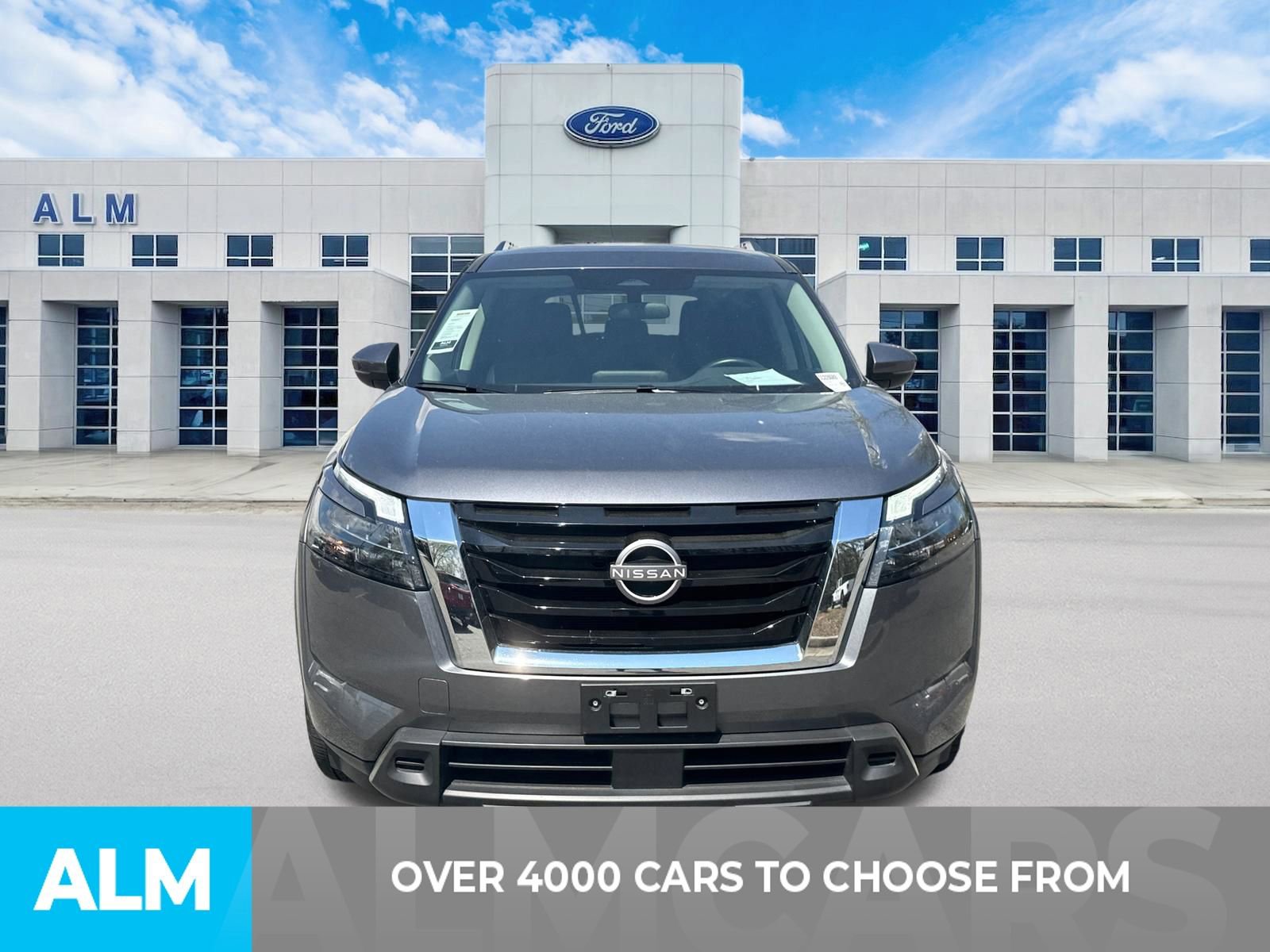 Used 2025 Nissan Pathfinder SV image 2