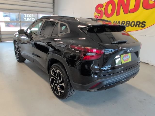 Used 2025 Chevrolet Trax RS w/ Sunroof Package FWD image 3