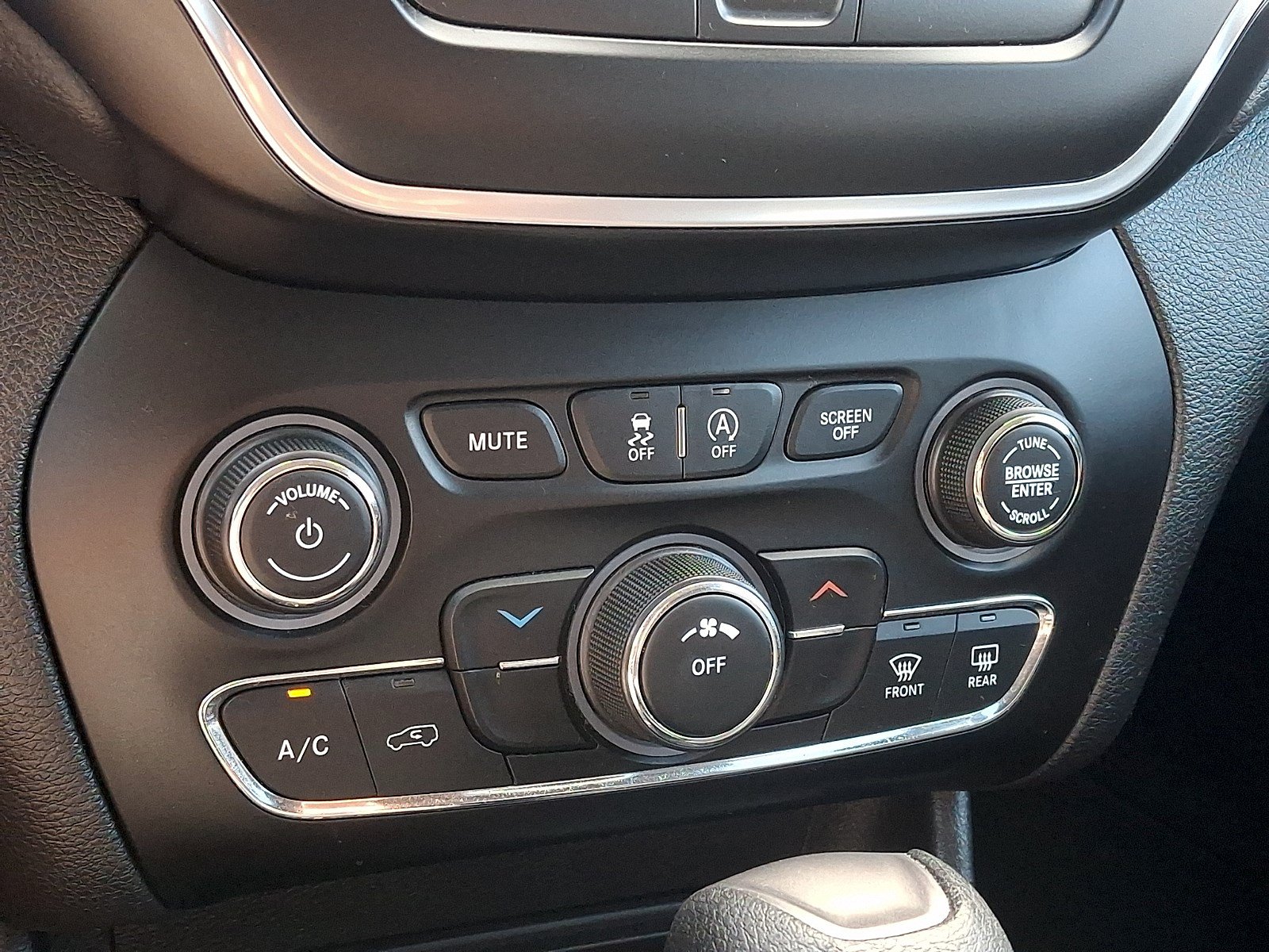 Used 2019 Jeep Cherokee Latitude w/ Popular Appearance Group FWD image 14
