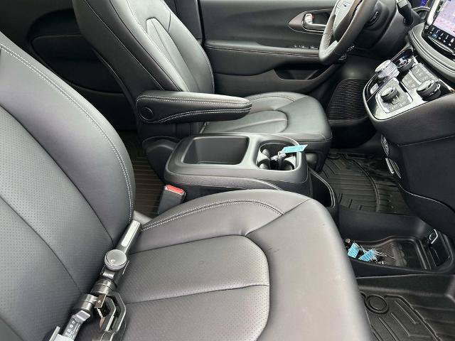 Used 2025 Chrysler Pacifica Select FWD image 20