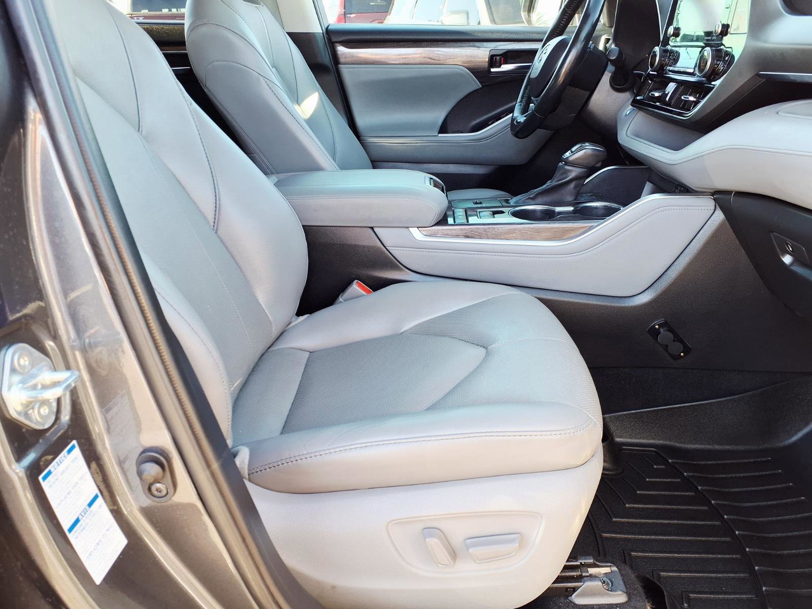 Used 2021 Toyota Highlander Limited image 11