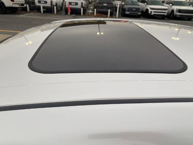 Used 2022 Toyota Avalon XSE image 6