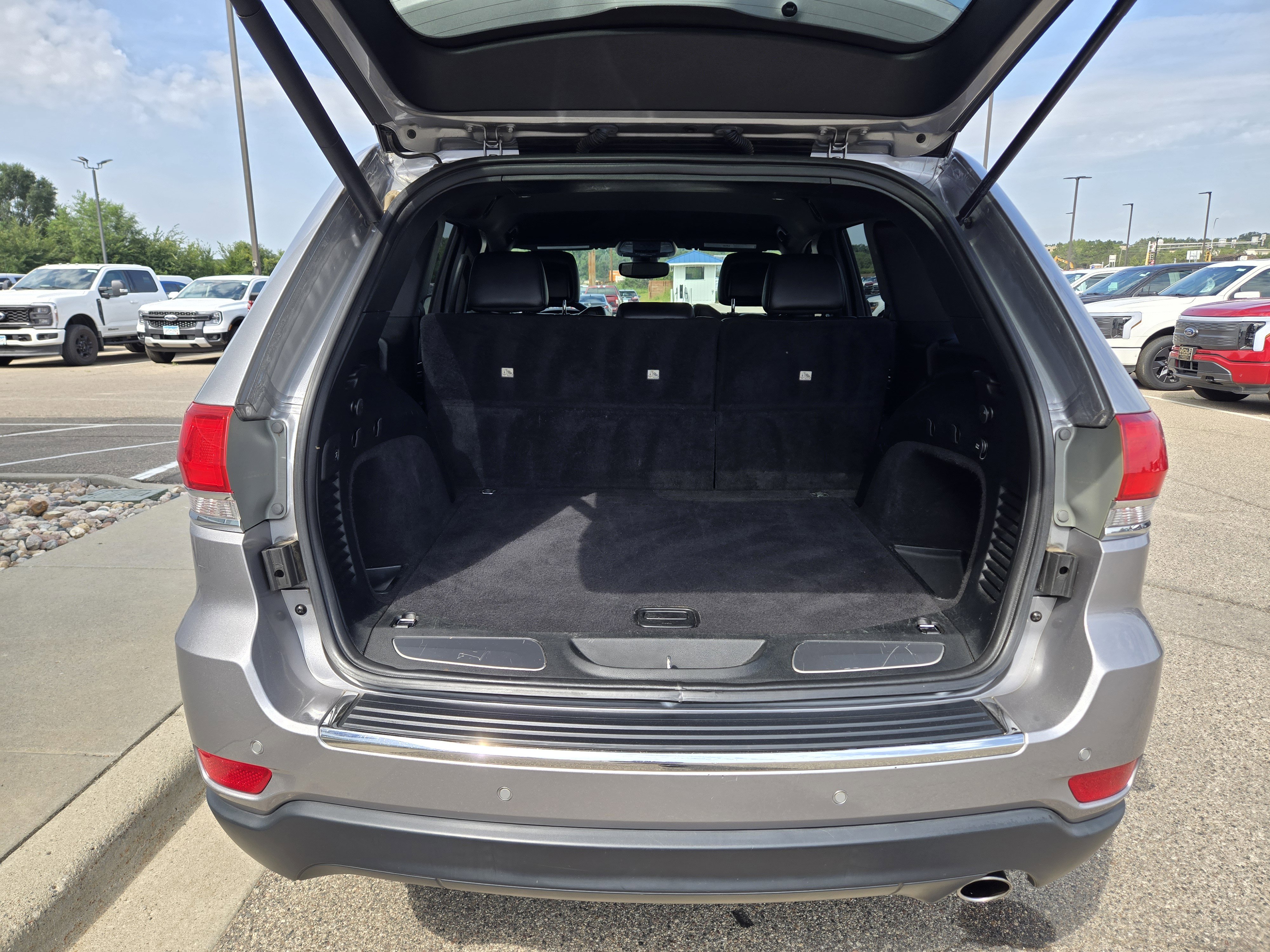 Used 2018 Jeep Grand Cherokee Limited image 13