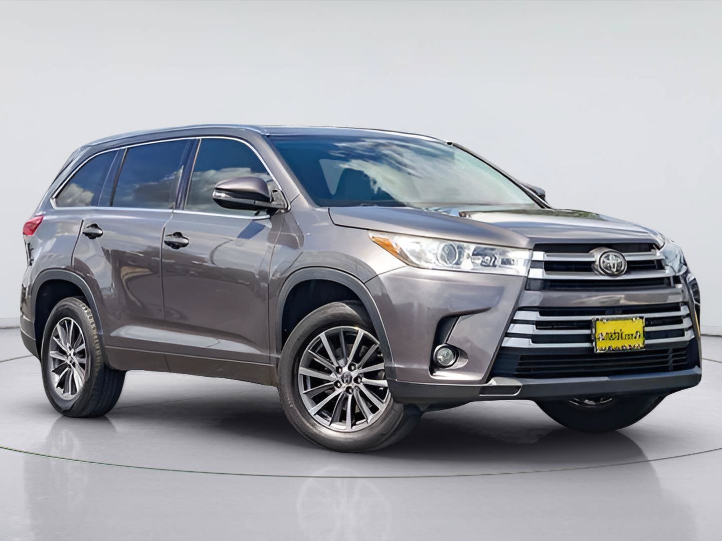 Used 2017 Toyota Highlander XLE FWD image 1