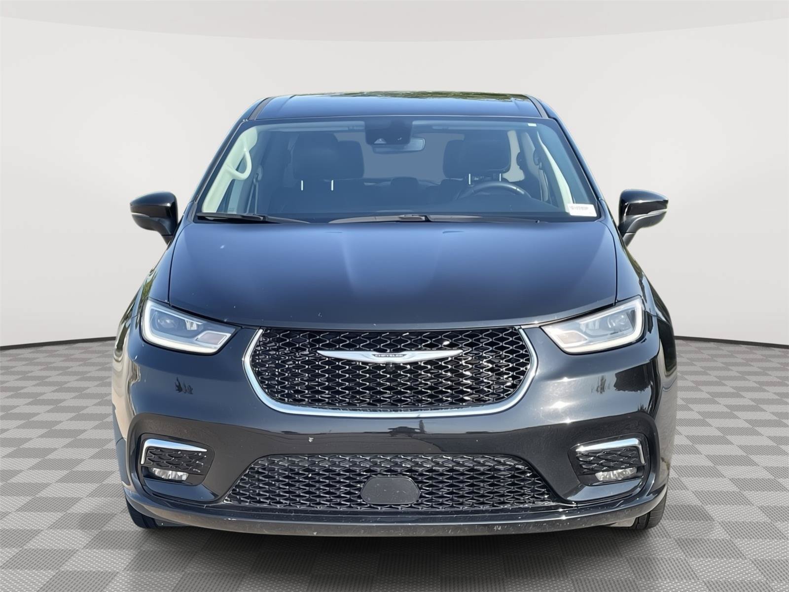 Used 2023 Chrysler Pacifica Touring-L FWD image 4