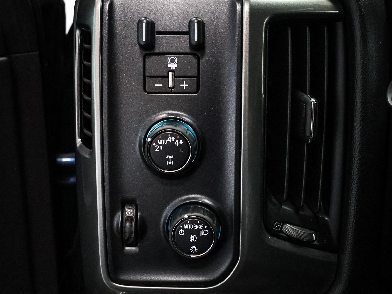 Used 2018 Chevrolet Silverado 1500 LT w/ All Star Edition AWD/4WD image 28