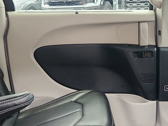 Used 2023 Chrysler Pacifica Touring-L FWD image 32