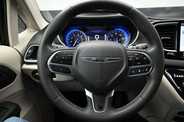 Used 2024 Chrysler Pacifica Touring-L FWD image 20