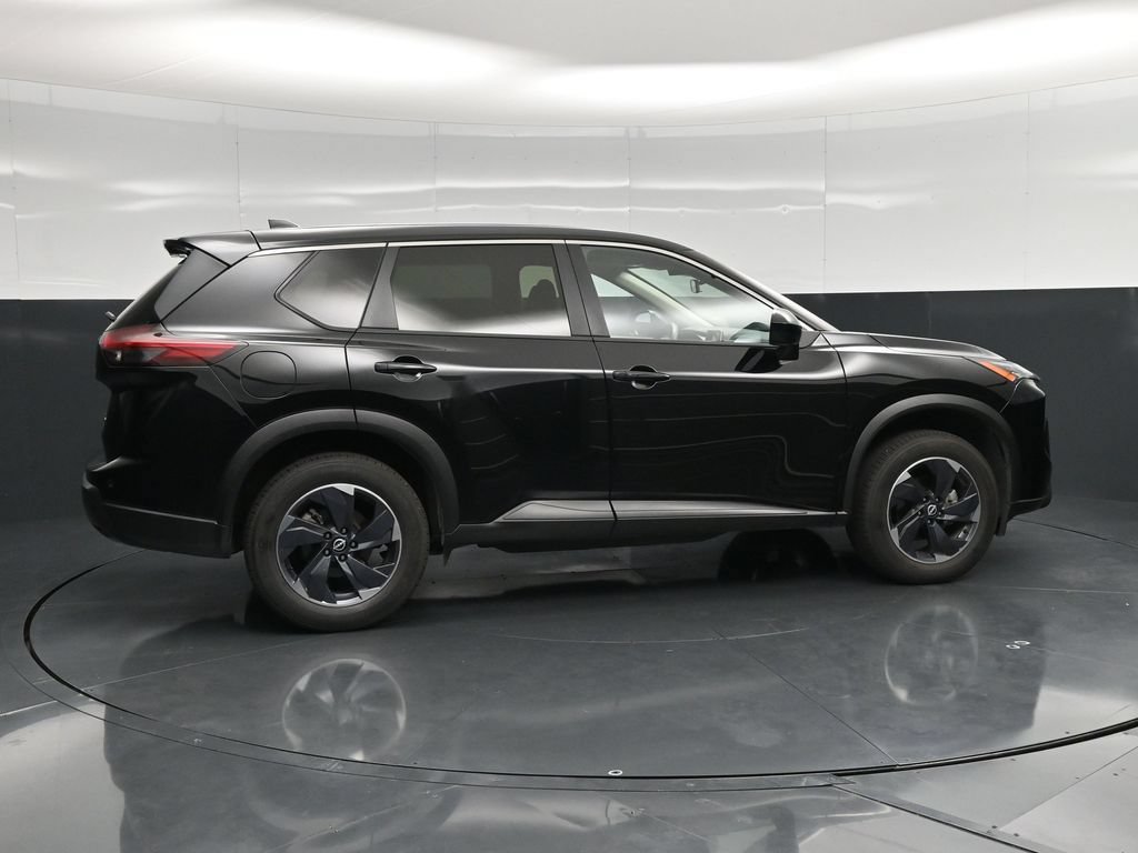 Used 2024 Nissan Rogue SV AWD/4WD image 2
