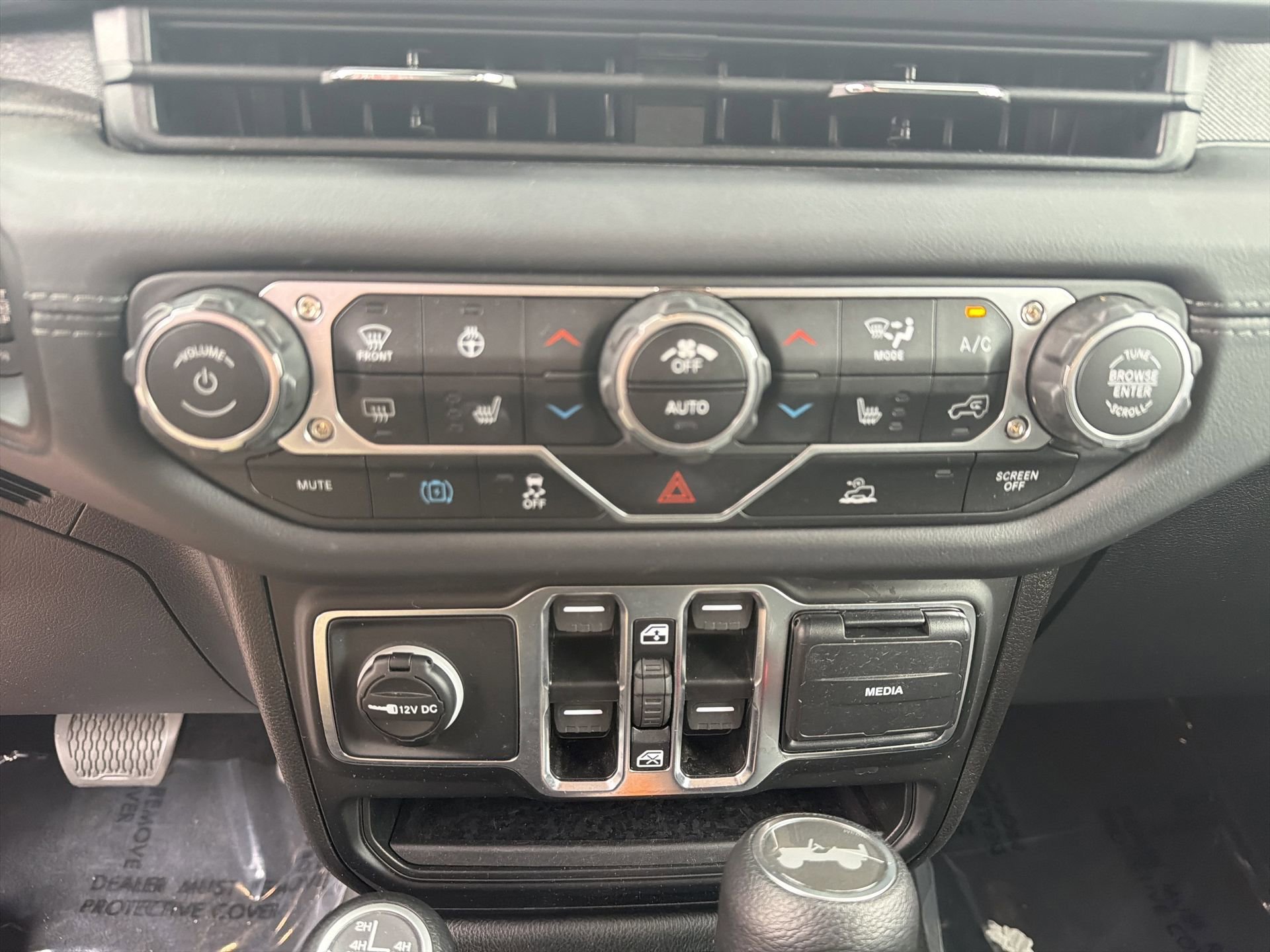 Used 2025 Jeep Wrangler Unlimited Sahara AWD/4WD image 7