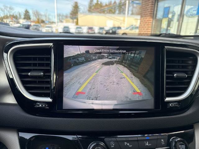 Used 2024 Chrysler Pacifica Touring-L image 11